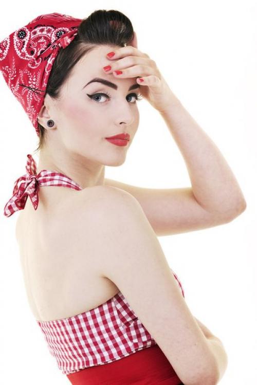 Ретро - макияж в стиле пятидесятых - это красный рот и широкие стрелки. 01