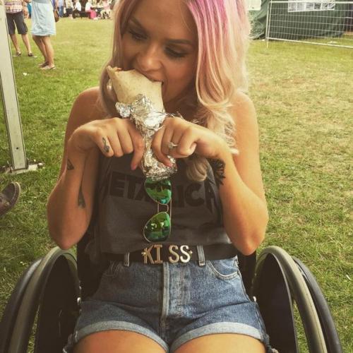 Бьюти - блогер с параличом сняла мощное видео, чтобы дать отпор троллям. 05 Бьюти - блогер с параличом сняла мощное видео, чтобы дать отпор троллям. 05